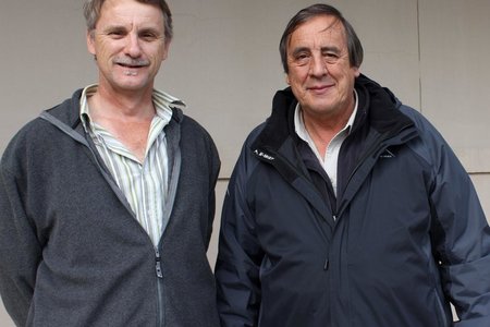 Links is voorsitter Christo Wessels saam met â€˜n onlangse spreker by Gansbaai Fotografieklub, Wicus Leeuwner